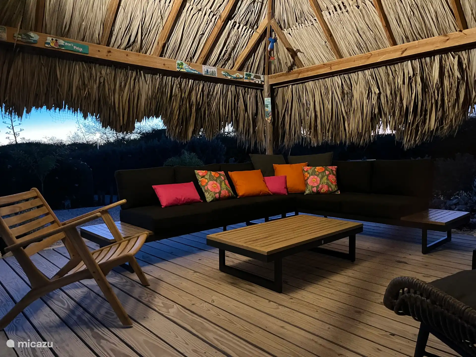 Palapa ist beleuchtet und mit einem Stromknoten ausgestattet. 