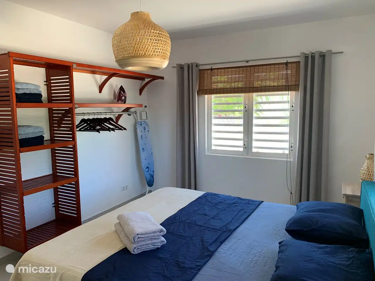 Das 1. Schlafzimmer verfügt über einen offenen Kleiderschrank.