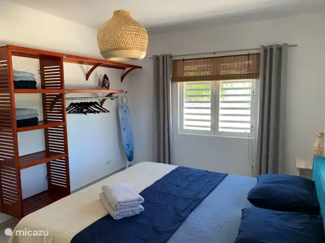 Casa C24 avec piscine privée | Curaçao, Banda Abou (ouest), Fontein - villa La 1ère chambre a une armoire ouverte.
