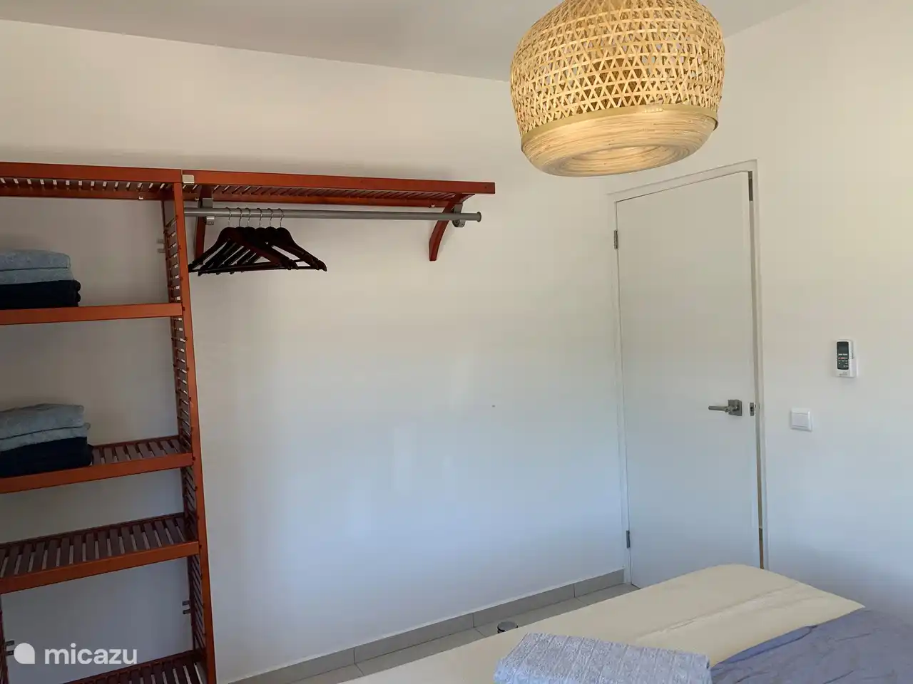 Das 2. Schlafzimmer hat einen offenen Kleiderschrank