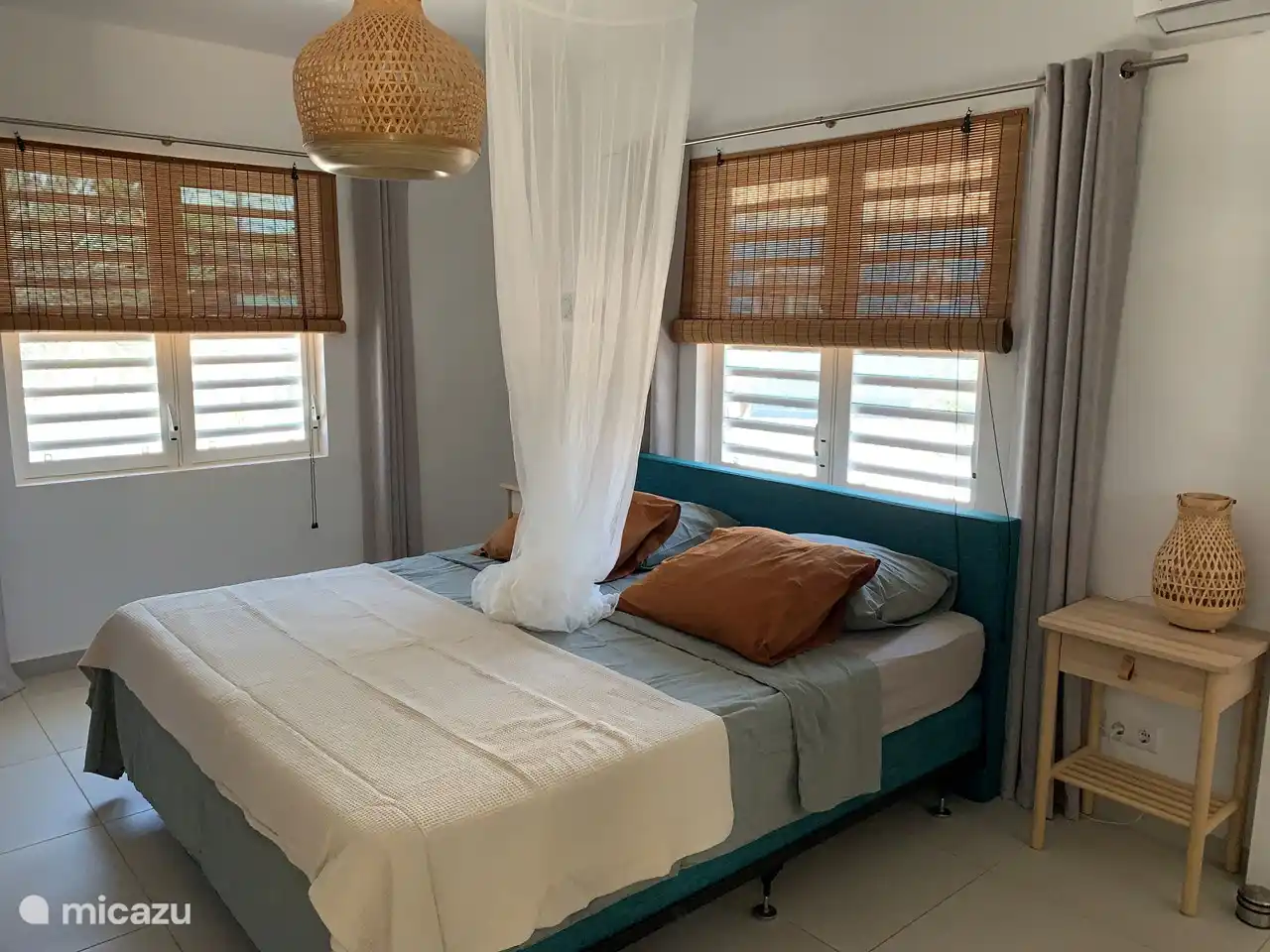 Das 1. Schlafzimmer verfügt über eine Klimaanlage und kann mit oder ohne Moskitonetz genutzt werden. Moskitonetz ist vorhanden.