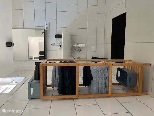 1. Badezimmer mit vielen Handtüchern. Es gibt auch einen Haartrockner.