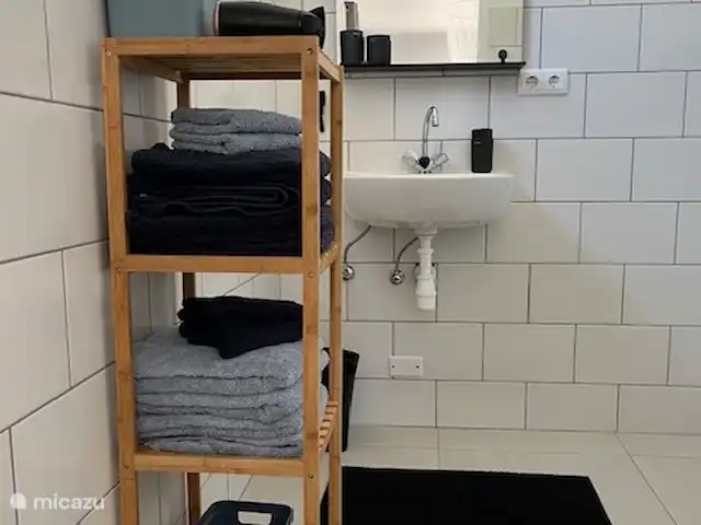 Casa C24 avec piscine privée | Curaçao, Banda Abou (ouest), Fontein - villa 1ère salle de bain avec beaucoup de serviettes. Un sèche-cheveux est également disponible.