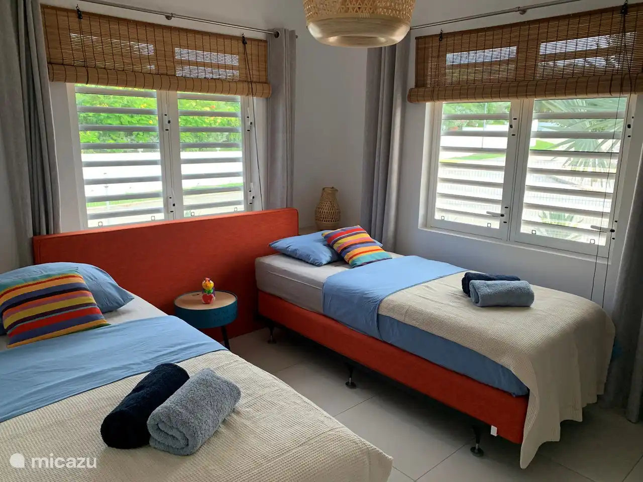 Das 2. Schlafzimmer, wo die Betten auseinandergeschoben wurden, um 2 x 1-Personen-Boxspringbetten zu schaffen. Der Einsatz eines Moskitonetzes ist in diesem Aufbau nicht möglich. Das Schlafzimmer ist mit einer Klimaanlage ausgestattet.