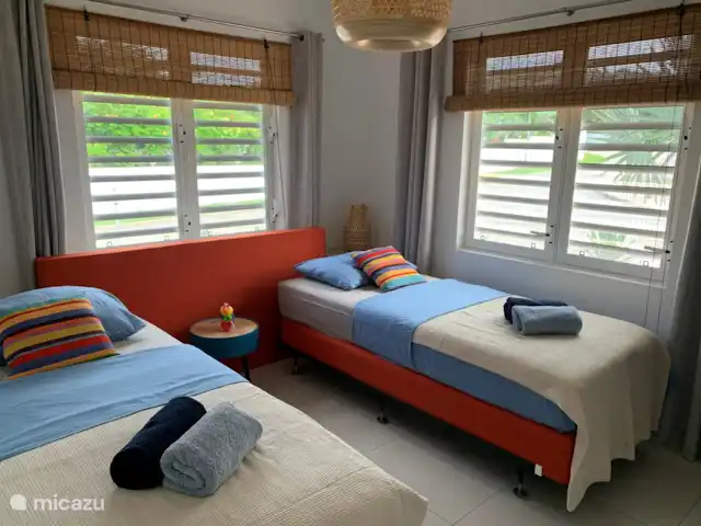Casa C24 avec piscine privée | Curaçao, Banda Abou (ouest), Fontein - villa La 2ème chambre, où les lits ont été écartés pour créer 2 x 1 personne avec sommier tapissier. L'utilisation d'une moustiquaire n'est pas possible dans cette configuration. La chambre est équipée de la climatisation.