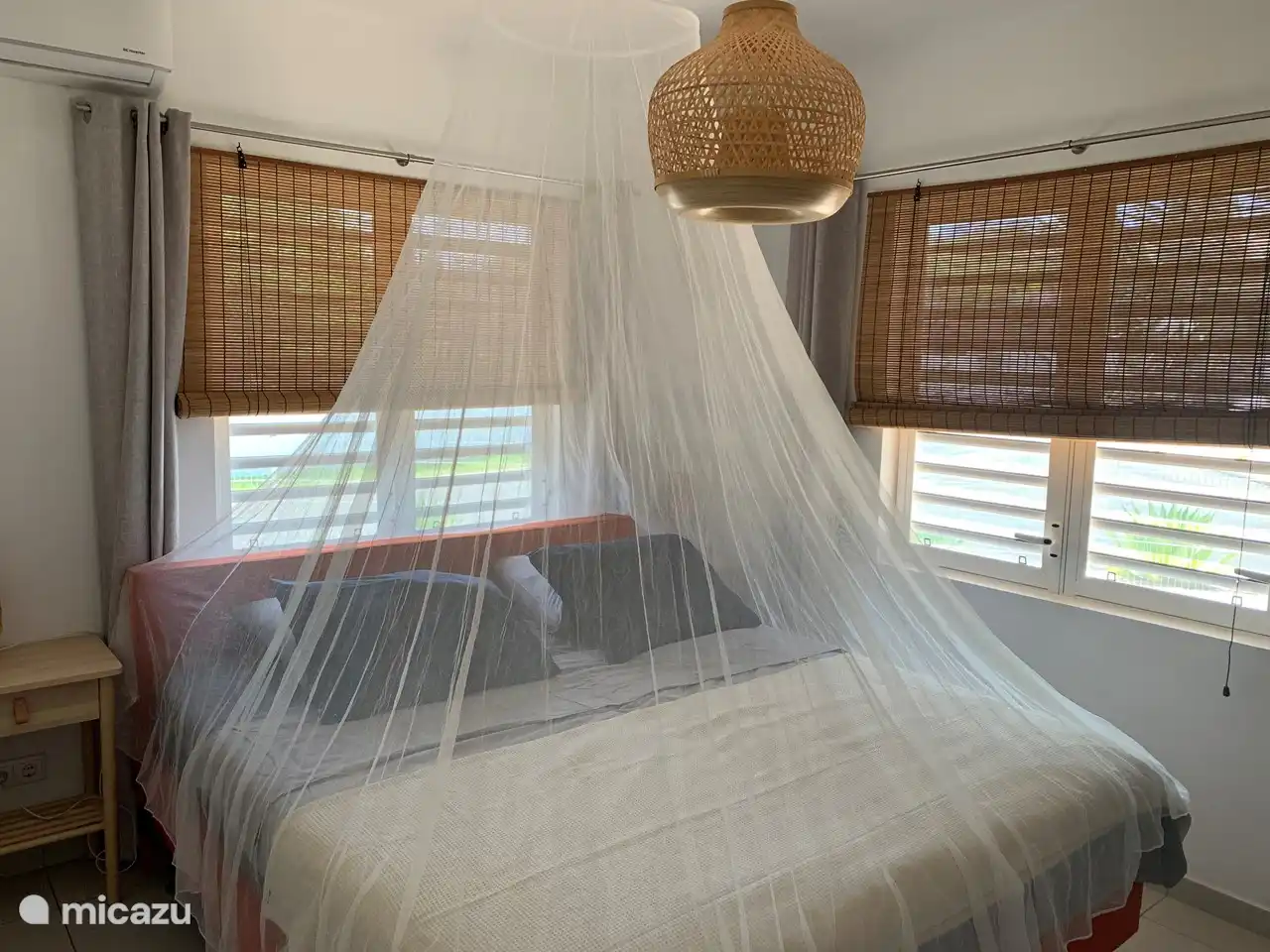 Wenn das 2. Schlafzimmer als Doppel-Boxspringbett genutzt wird, können Sie ein Moskitonetz über dem Bett aufhängen. Moskitonetz ist vorhanden. Das Schlafzimmer ist außerdem mit einer Klimaanlage ausgestattet.  