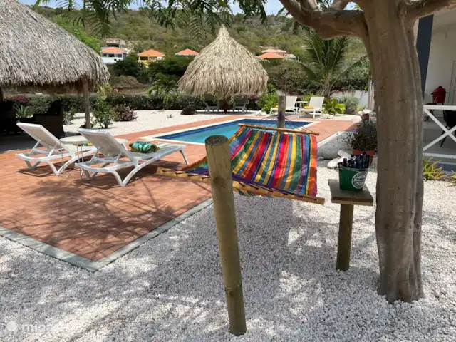 Casa C24 avec piscine privée | Curaçao, Banda Abou (ouest), Fontein - villa terrasse de piscine avec transats et hamac