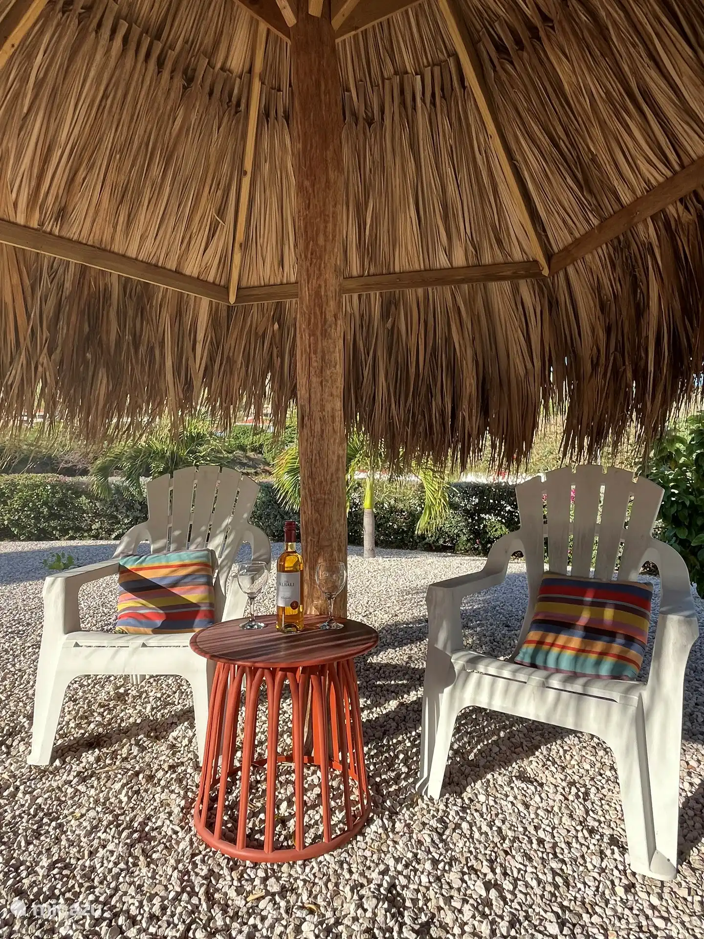 Genießen Sie ein kühles Getränk unter dem neu errichteten Sonnenschirm.