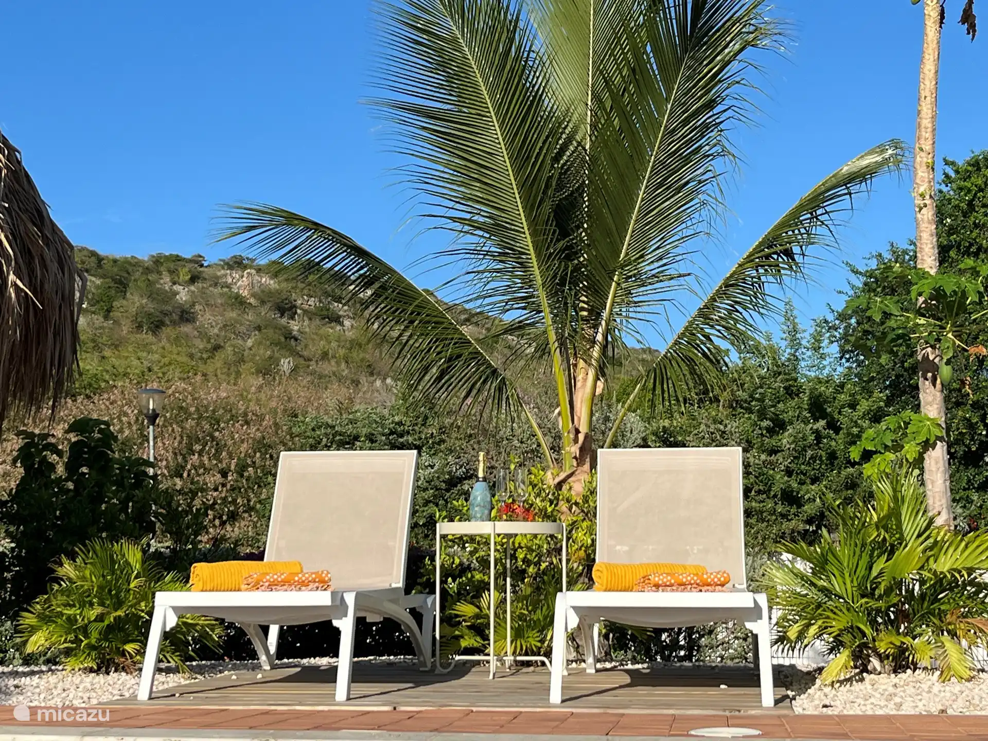 Genießen Sie die Sonne auf verschiedenen Terrassen im Garten. 