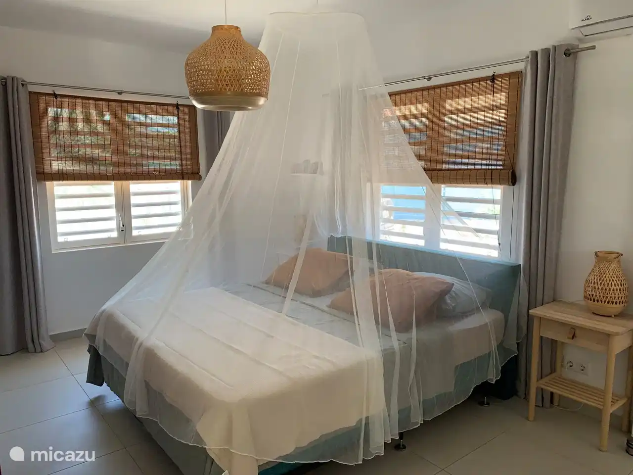 Das 1. Schlafzimmer verfügt über ein Boxspringbett für 2 Personen mit angrenzendem Badezimmer inklusive Moskitonetz und Klimaanlage. Moskitonetz ist im Haus vorhanden.