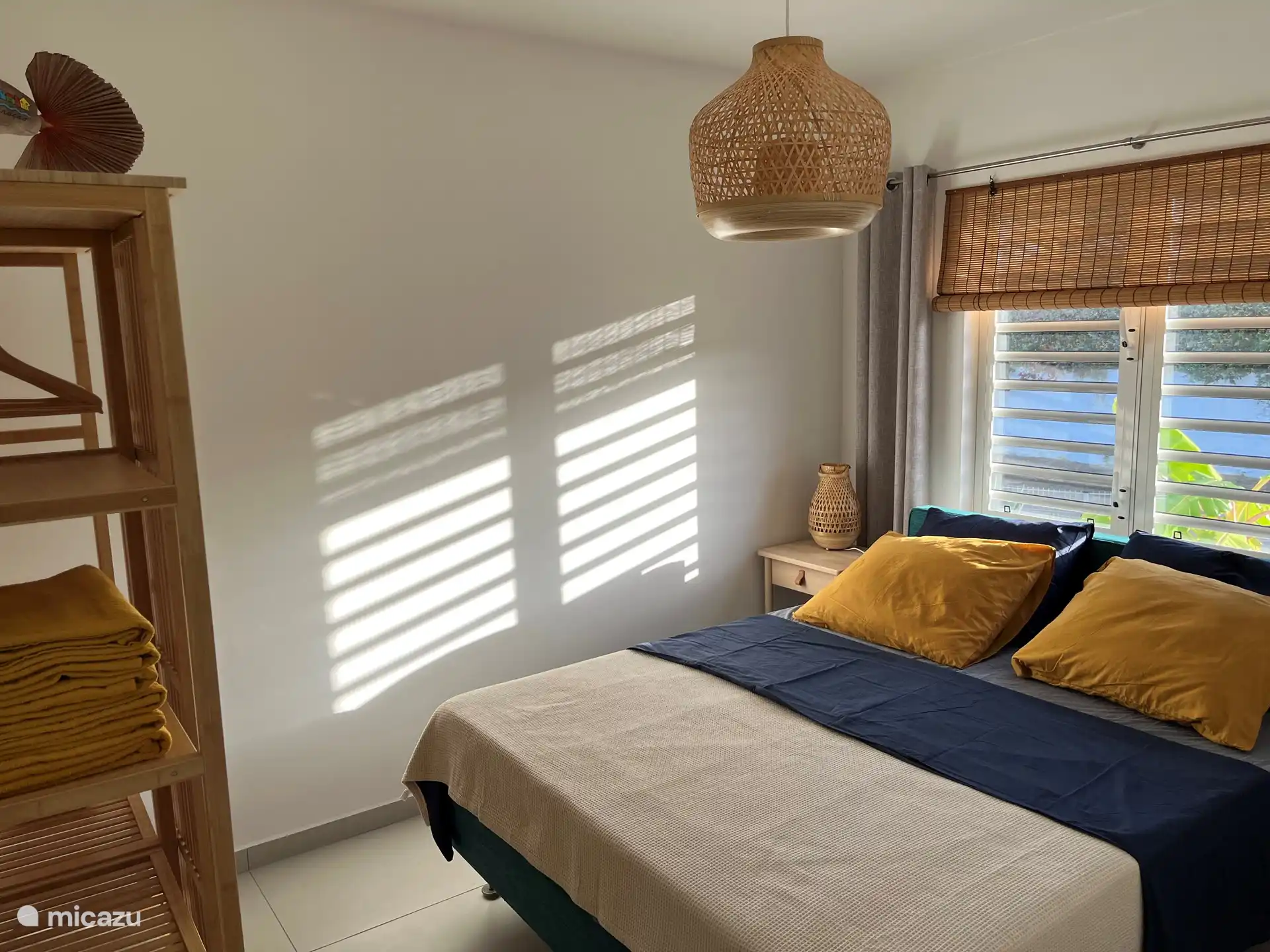 Das 3. Schlafzimmer verfügt über ein Boxspringbett für 2 Personen und ist mit Klimaanlage ausgestattet. Das Bett kann mit und ohne Moskitonetz genutzt werden. Moskitonetz ist vorhanden.