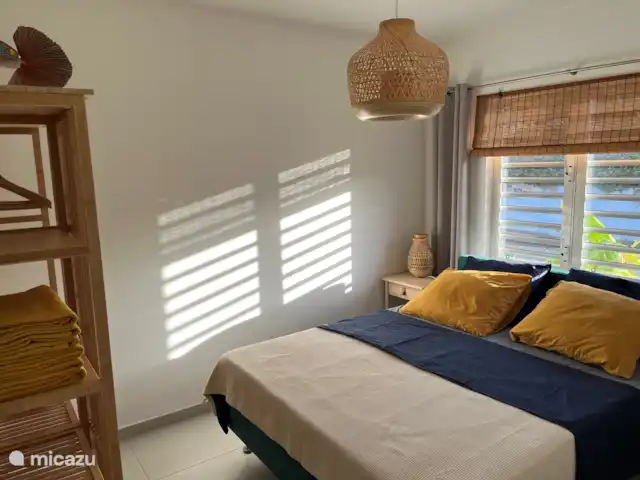 Casa C24 avec piscine privée | Curaçao, Banda Abou (ouest), Fontein - villa La 3ème chambre dispose d’un lit à sommier tapissier pour 2 personnes et est équipée de la climatisation. Le lit peut être utilisé avec et sans moustiquaire. Une moustiquaire est disponible.