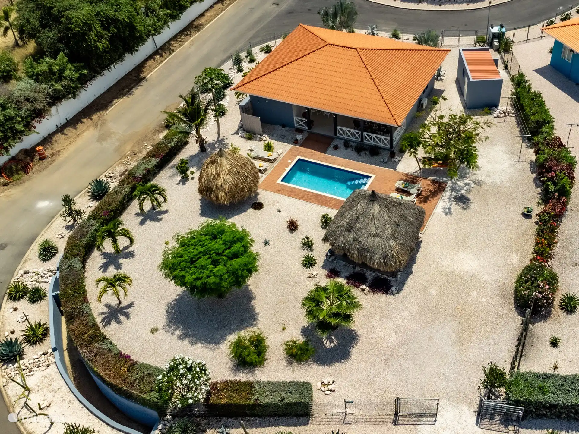 Übersichtsfoto des gesamten Grundstücks. Wo auf der Rückseite der Eingang zu unserem Haus sichtbar ist. 