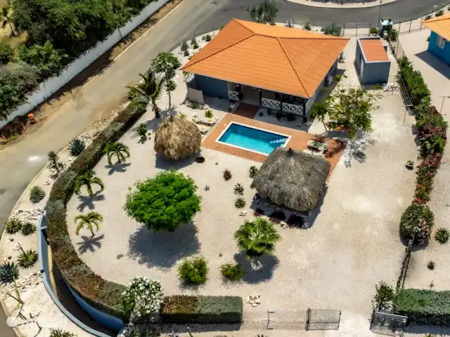 Casa C24 avec piscine privée | Curaçao, Banda Abou (ouest), Fontein - villa Photo d'ensemble de l'ensemble du terrain. Où l'entrée de notre maison est visible à l'arrière.