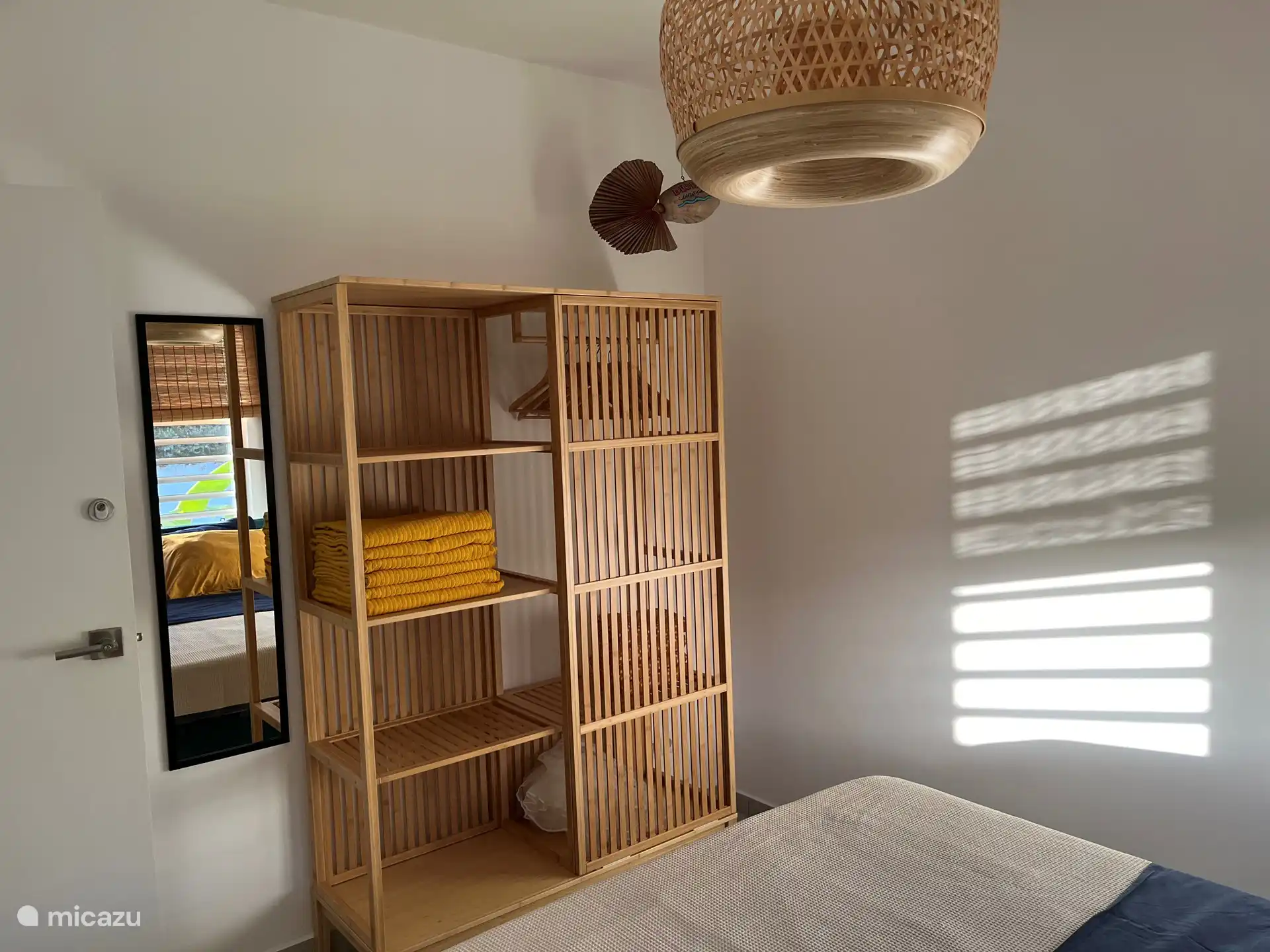 Das 3. Schlafzimmer verfügt über einen offenen Kleiderschrank