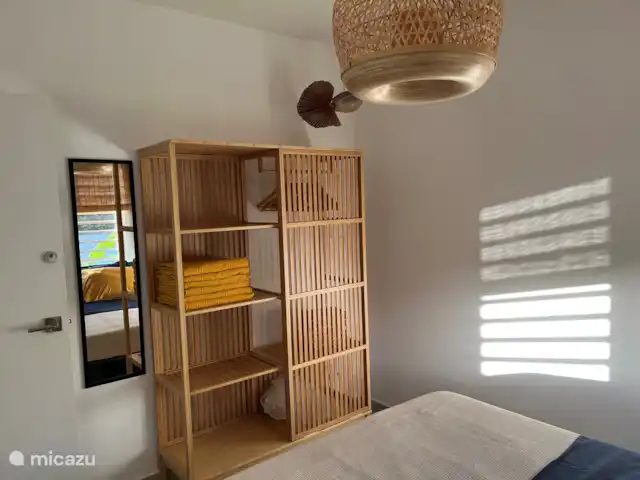 Casa C24 avec piscine privée | Curaçao, Banda Abou (ouest), Fontein - villa La 3ème chambre dispose d’une armoire ouverte