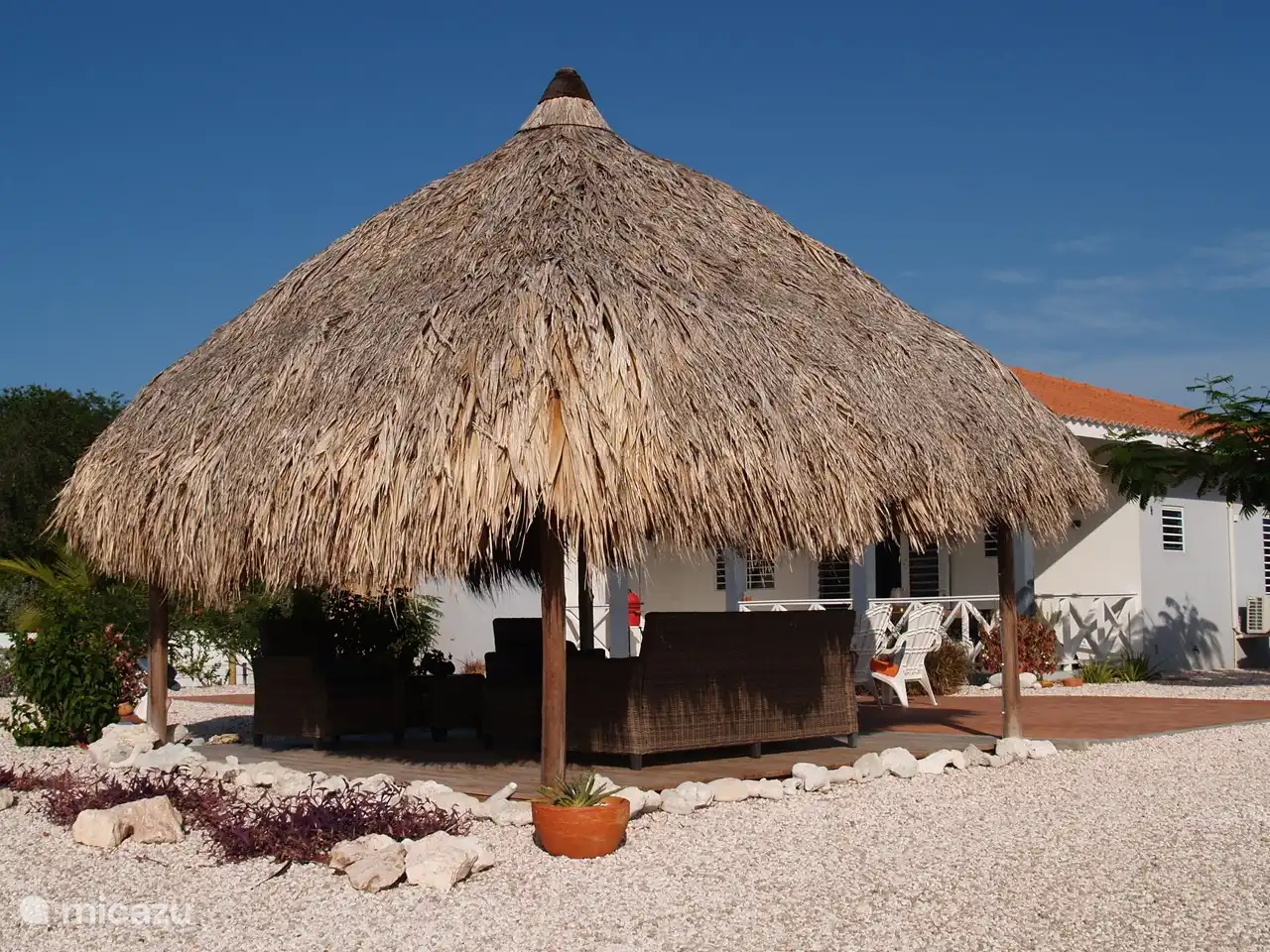 Palapa mit Lounge-Set.