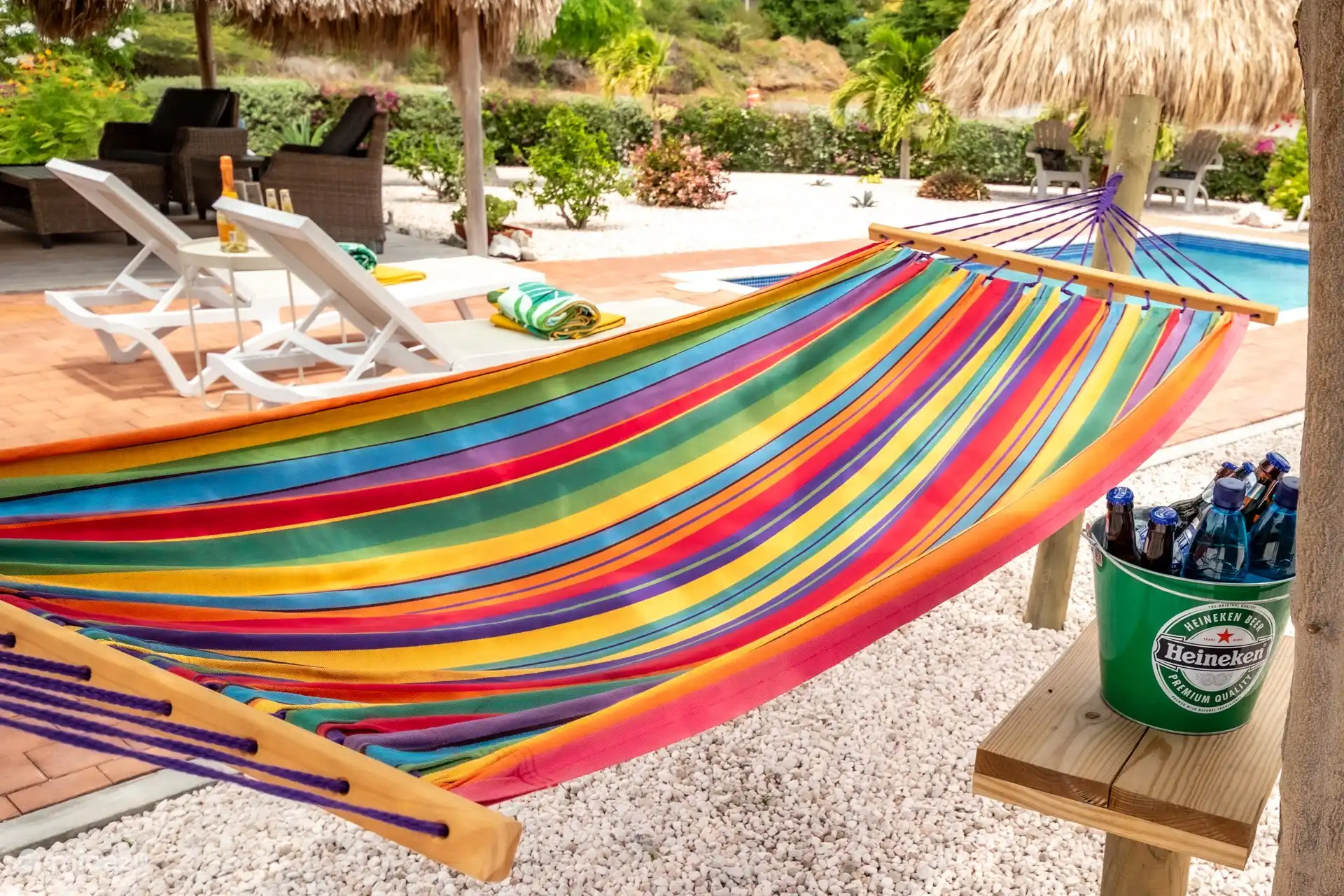 Chillen in der Hängematte unter dem Baum im Schatten.
