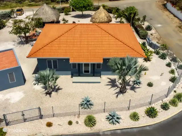 Casa C24 avec piscine privée | Curaçao, Banda Abou (ouest), Fontein - villa Devant la maison.