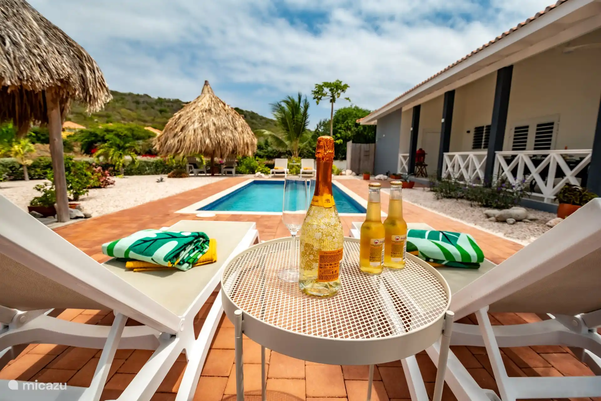 Genießen Sie die Ruhe bei einem kühlen Getränk am Pool.