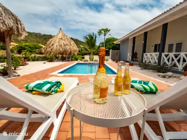 Casa C24 avec piscine privée | Curaçao, Banda Abou (ouest), Fontein - villa Profitez du calme et de la tranquillité avec une boisson rafraîchissante au bord de la piscine.