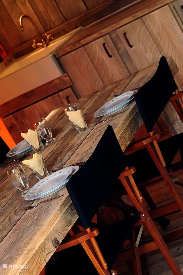 Esstisch für 6 Personen im Zelt