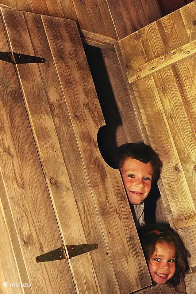 Das Kastenbett mit einer Spielecke für die Kinder darunter