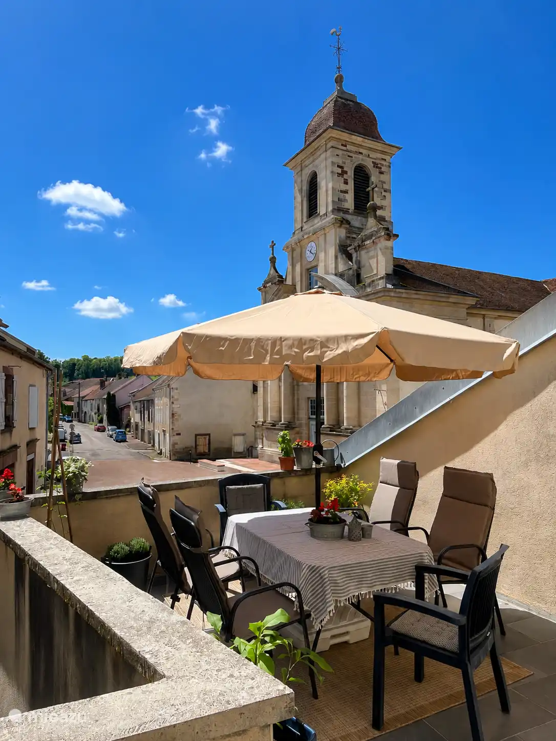 Terras met uitzicht op de kerk en de mooie straatjes van Vauvillers 