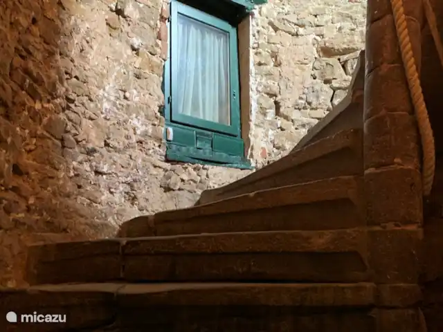 Terrasse du gîte | France, Haute-Saône, Vauvillers - maison de vacances Escalier en colimaçon en pierre dans la maison