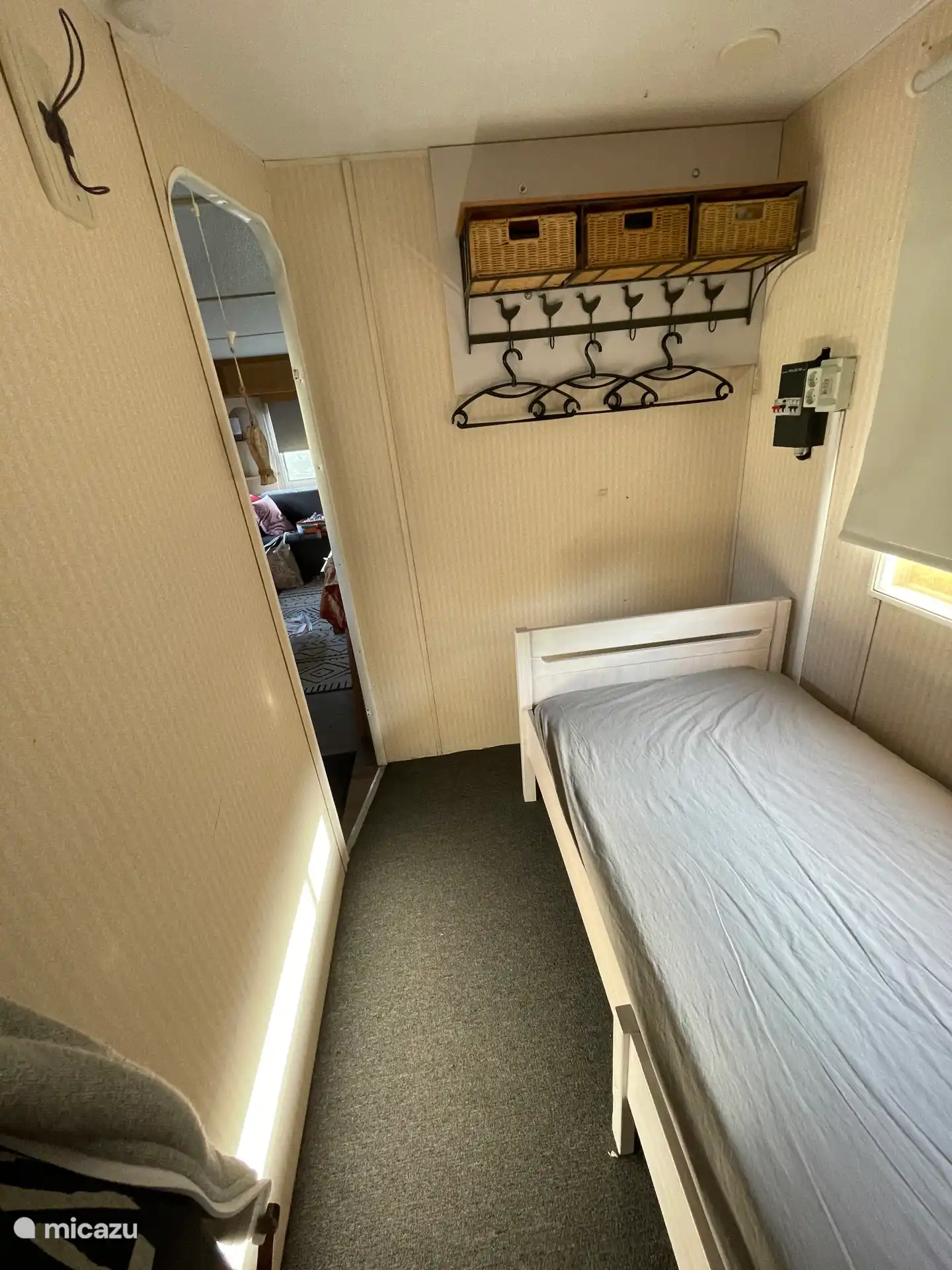 Chambre 2. Voici un lit 1 personne avec une couette 1 personne. Il y a une commode et des armoires supérieures. Portemanteau. 