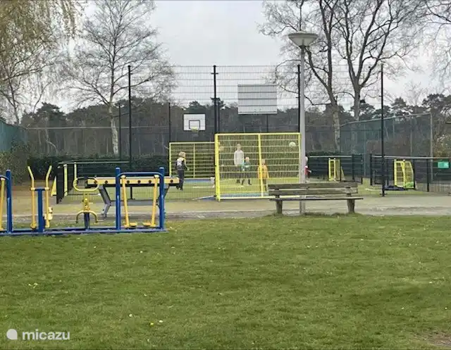 Terrain de sport au parc et animations (uniquement en haute saison).
