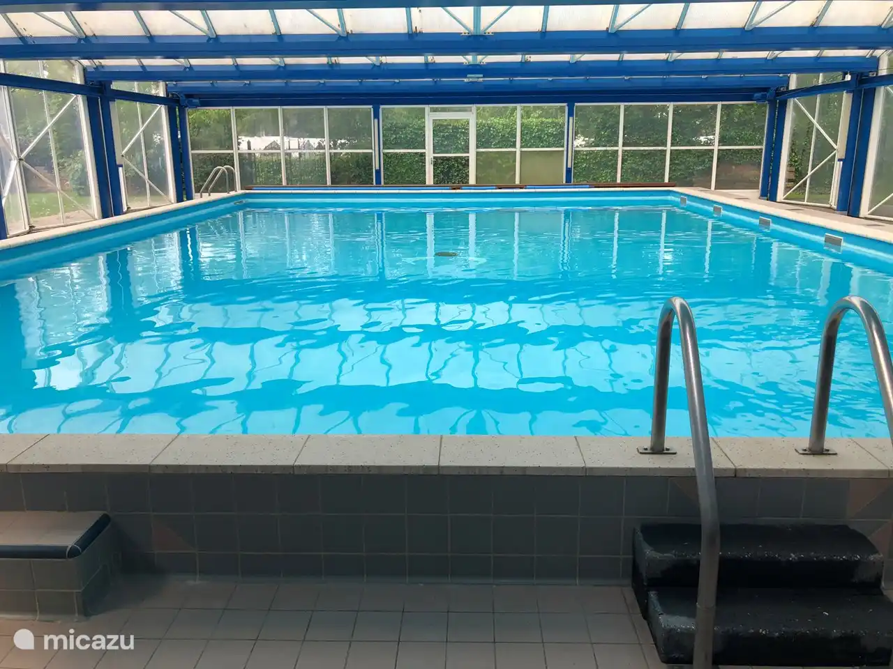 La piscine est couverte mais est entièrement ouverte en été avec des bains de soleil.