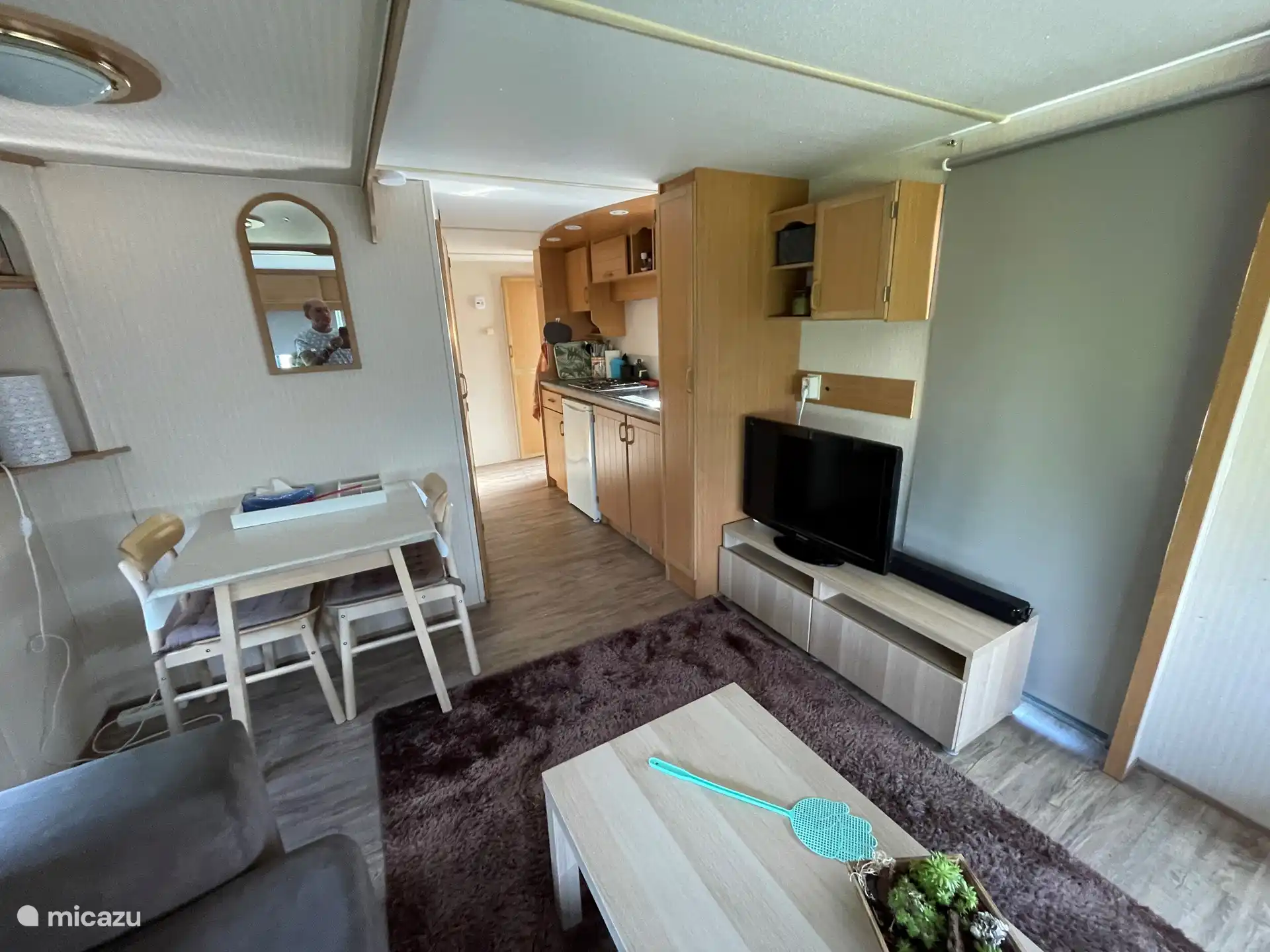 Petite table à manger, TV, cuisine. 