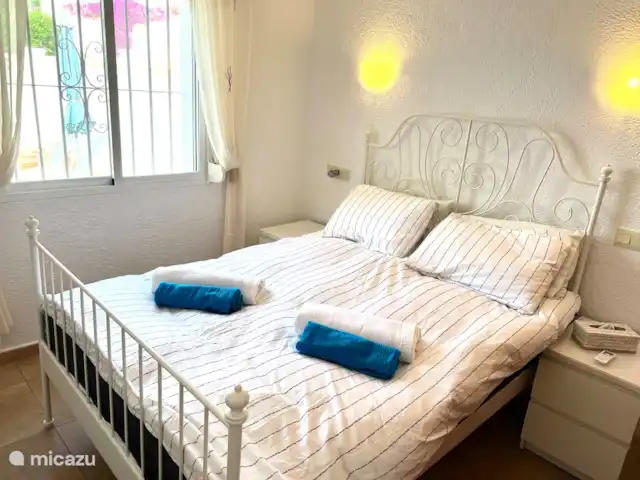 Luces del Mar en España, Costa Blanca, Benitachell - bungaló Dormitorio con aire acondicionado, cama doble. Ropa de cama, toallas y toallas de playa proporcionadas.