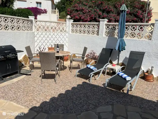 Luces del Mar en España, Costa Blanca, Benitachell - bungaló Patio completamente cerrado con barbacoa de gas, mesa de comedor y dos tumbonas