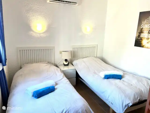Luces del Mar en España, Costa Blanca, Benitachell - bungaló Dormitorio con aire acondicionado (frío y calor) con dos camas individuales. Ropa de cama, toallas y toallas de playa proporcionadas.