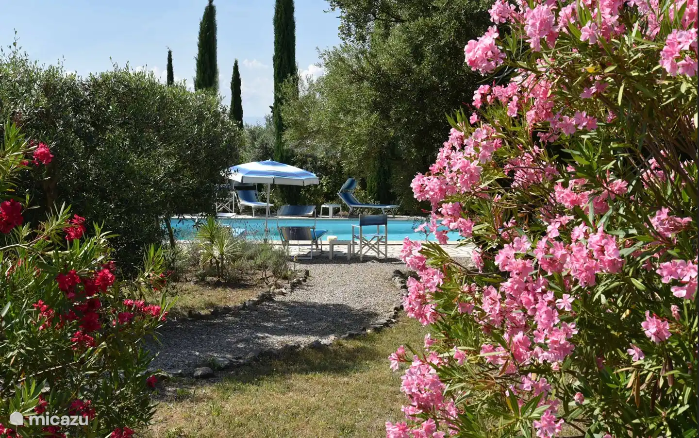 Beau jardin avec divers coins salons