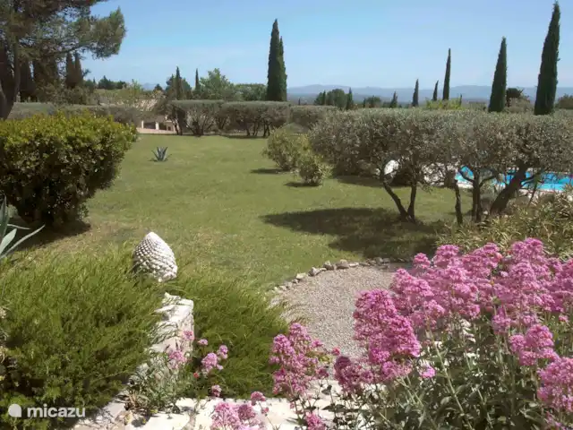 Location de Vacances France, Var, Flayosc, appartement - Résidence Villa Catherine Flayosc Vue jardin de l'appartement Ciboulette