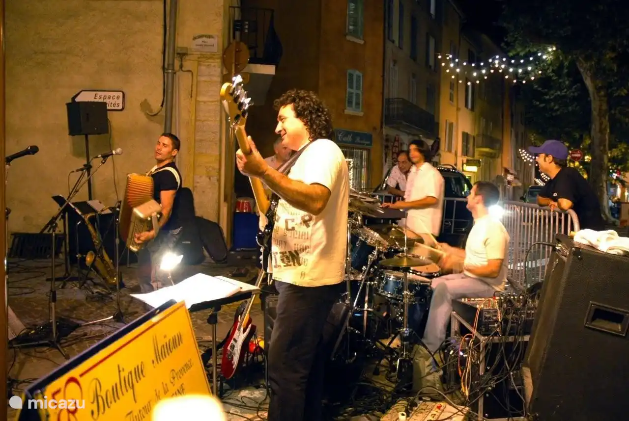 Chaque week-end de la musique sur la place.