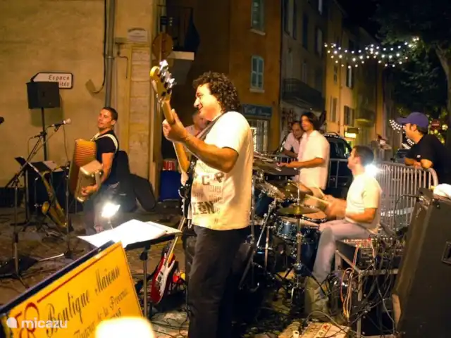 Location de Vacances France, Var, Flayosc, appartement - Résidence Villa Catherine Flayosc Chaque week-end de la musique sur la place.