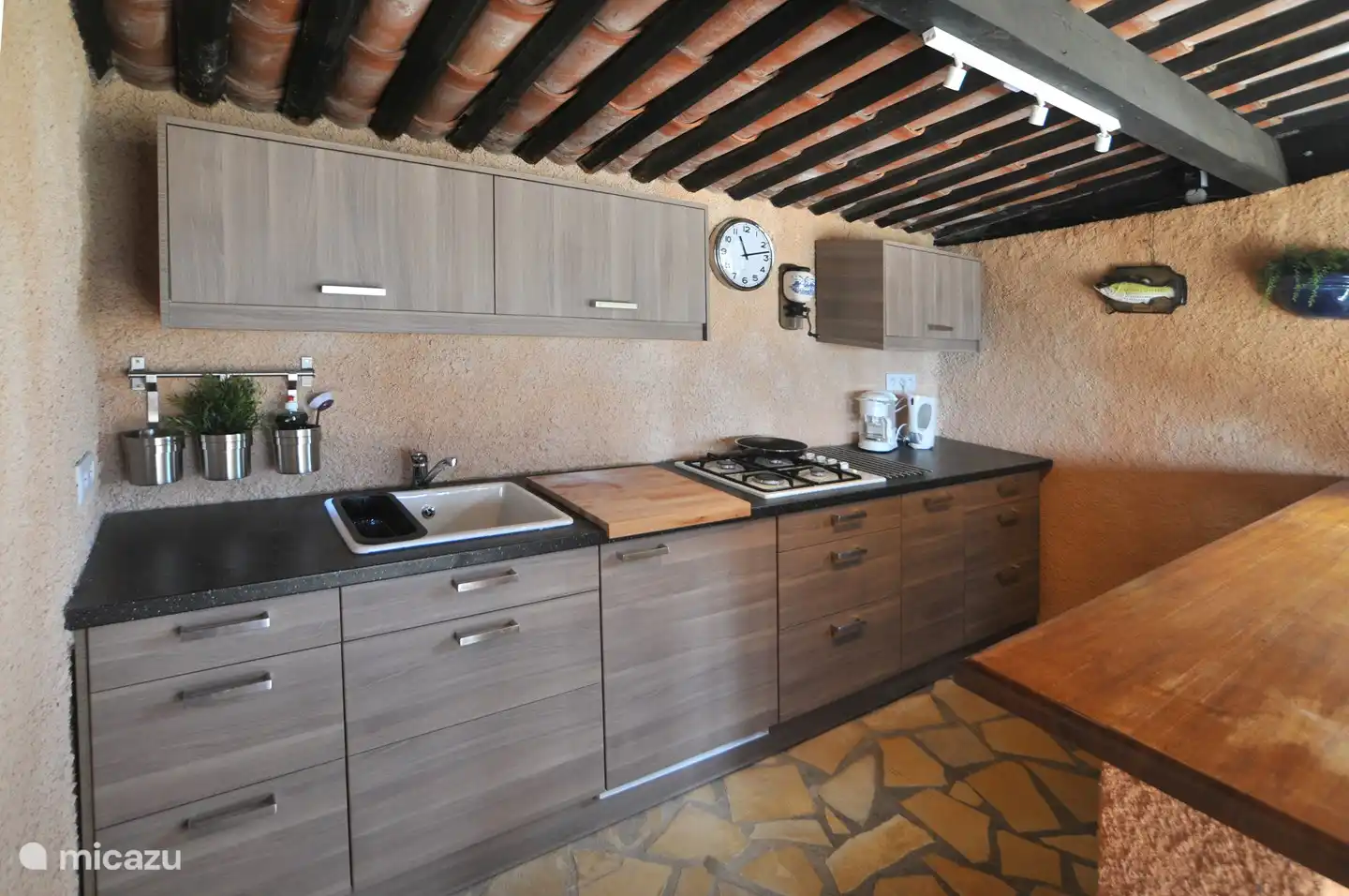 Cuisine d'été entièrement équipée.