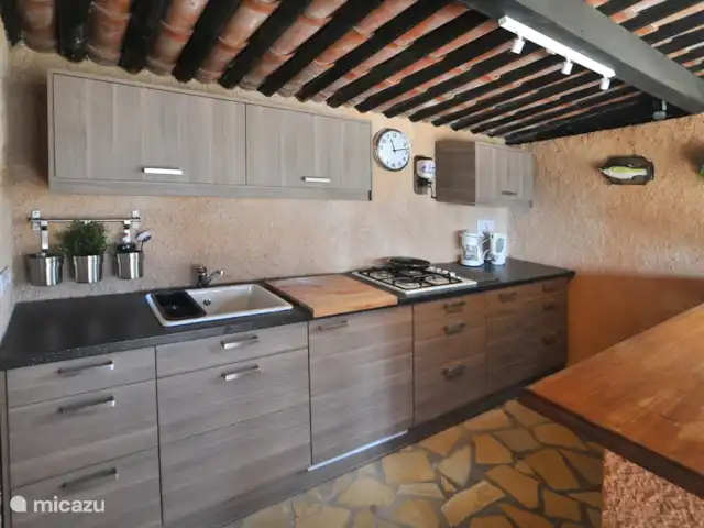 Location de Vacances France, Var, Flayosc, appartement - Résidence Villa Catherine Flayosc Cuisine d'été entièrement équipée.