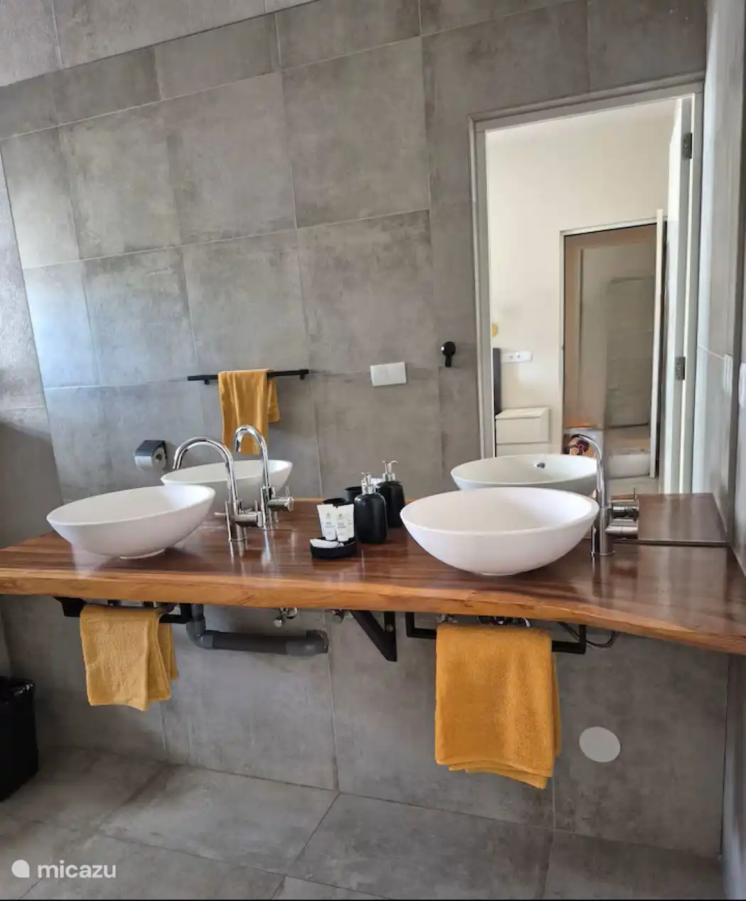 Badezimmer gehört zum zweiten Schlafzimmer mit Doppelwaschbecken, Dusche und Toilette