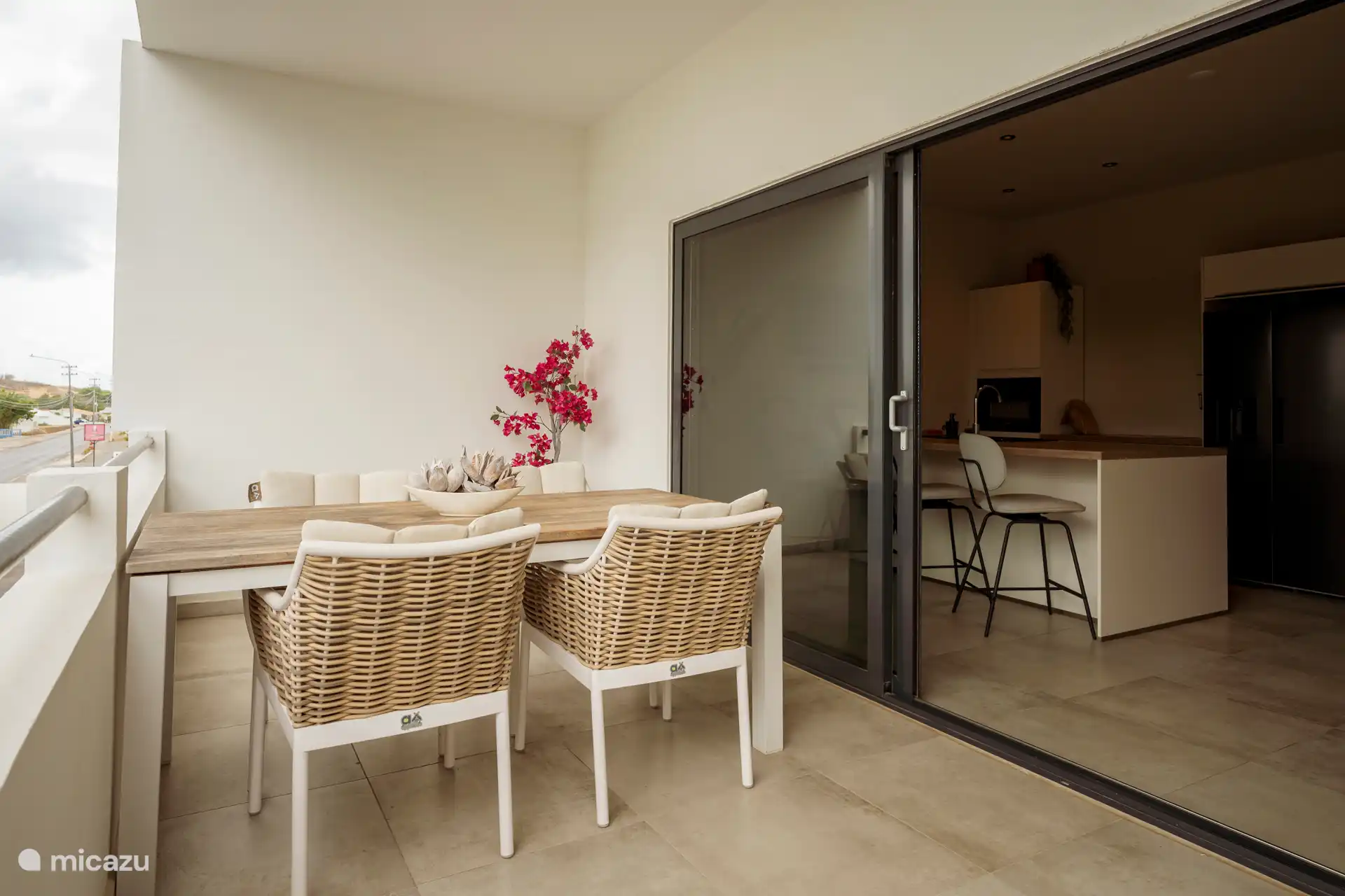 Siéntate fuera a desayunar o cenar en tu propio balcón