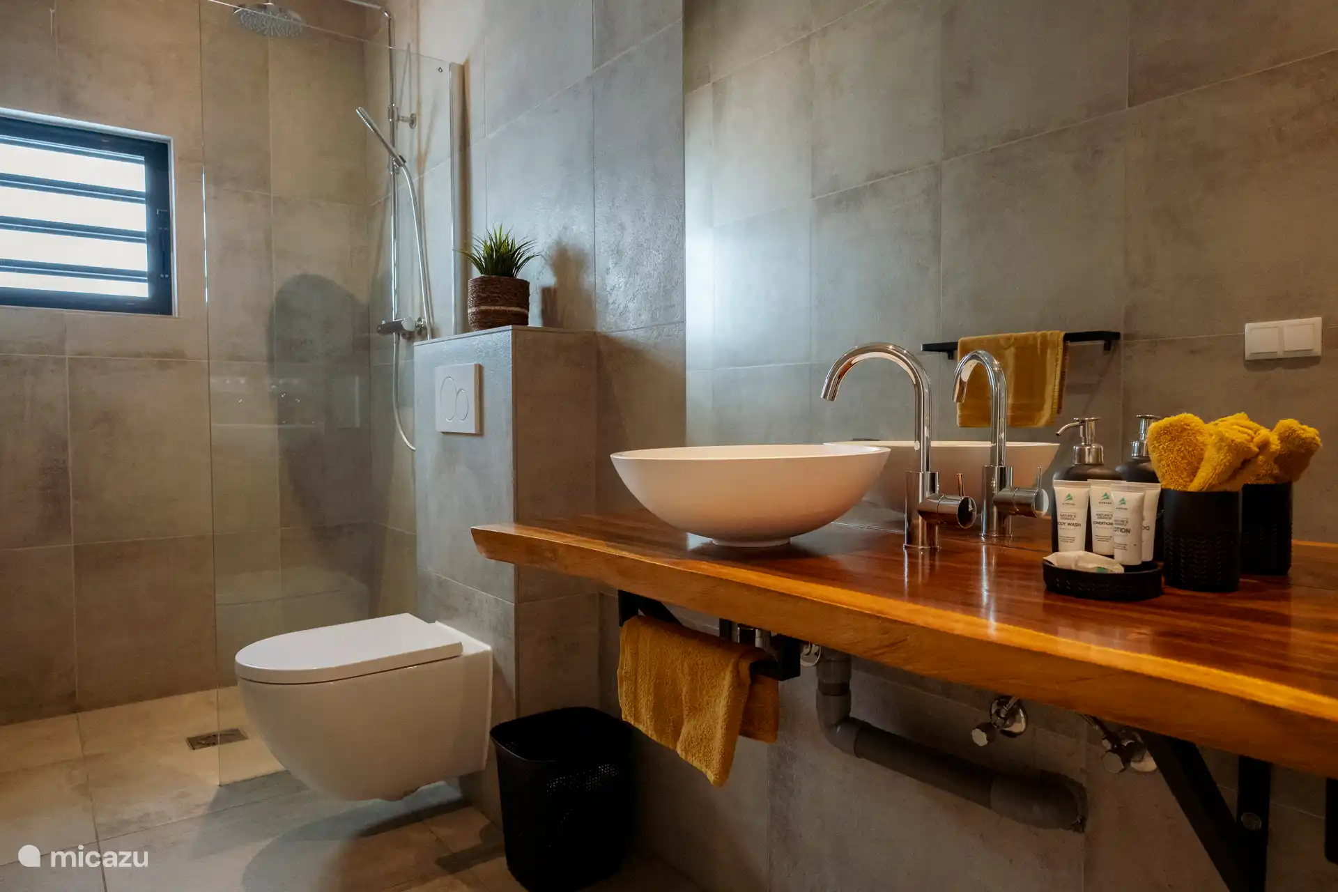 Baño lujoso con dos lavabos