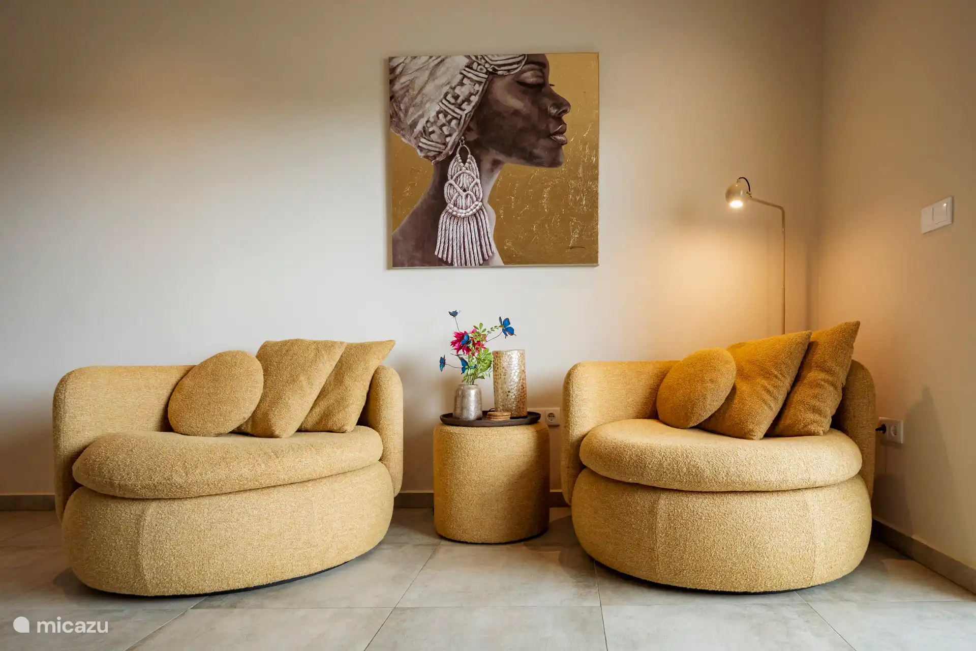 En el salón encontrarás preciosas tumbonas para ver la tele o leer un libro