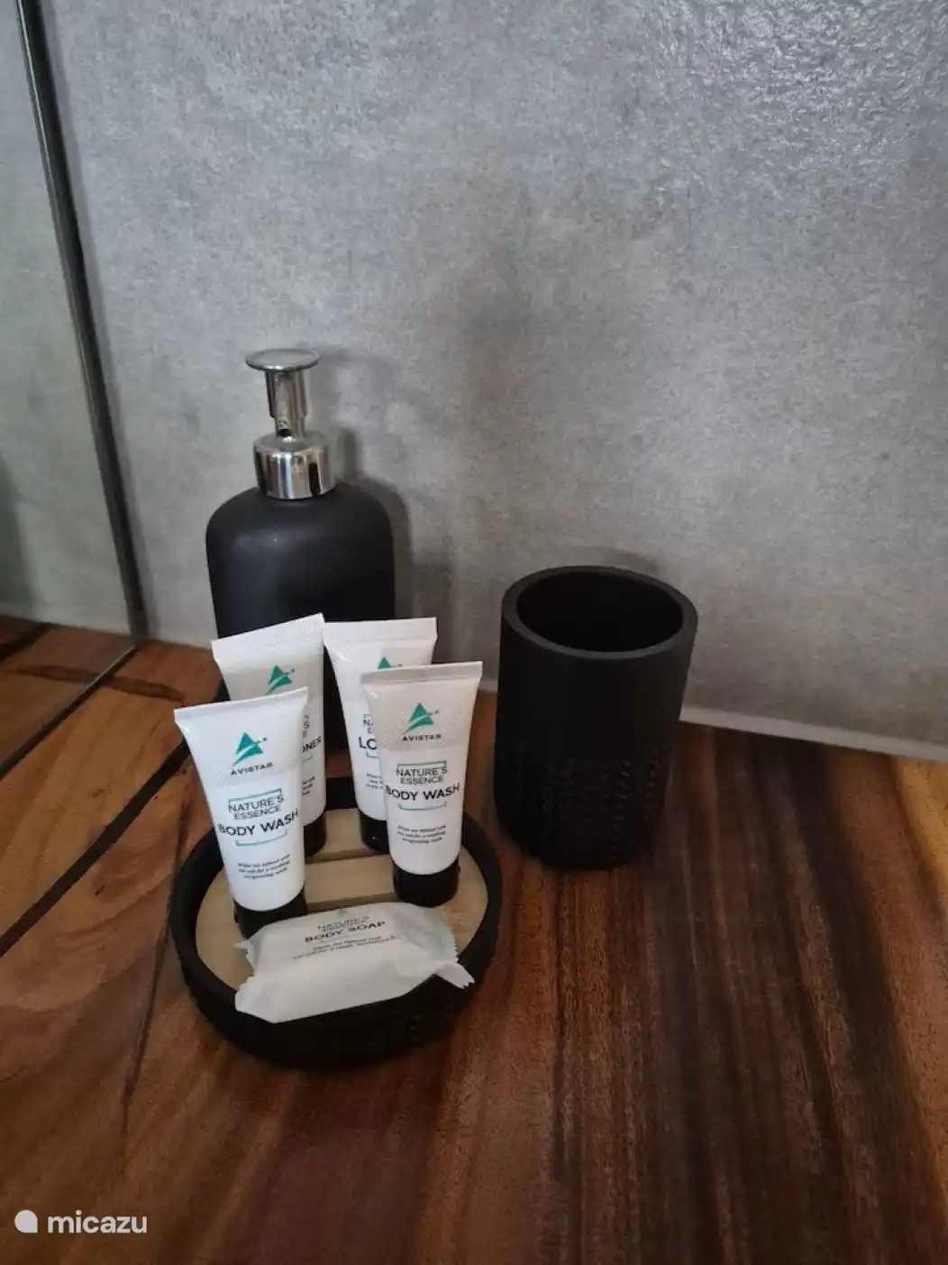 Badezimmerutensilien warten auf dich