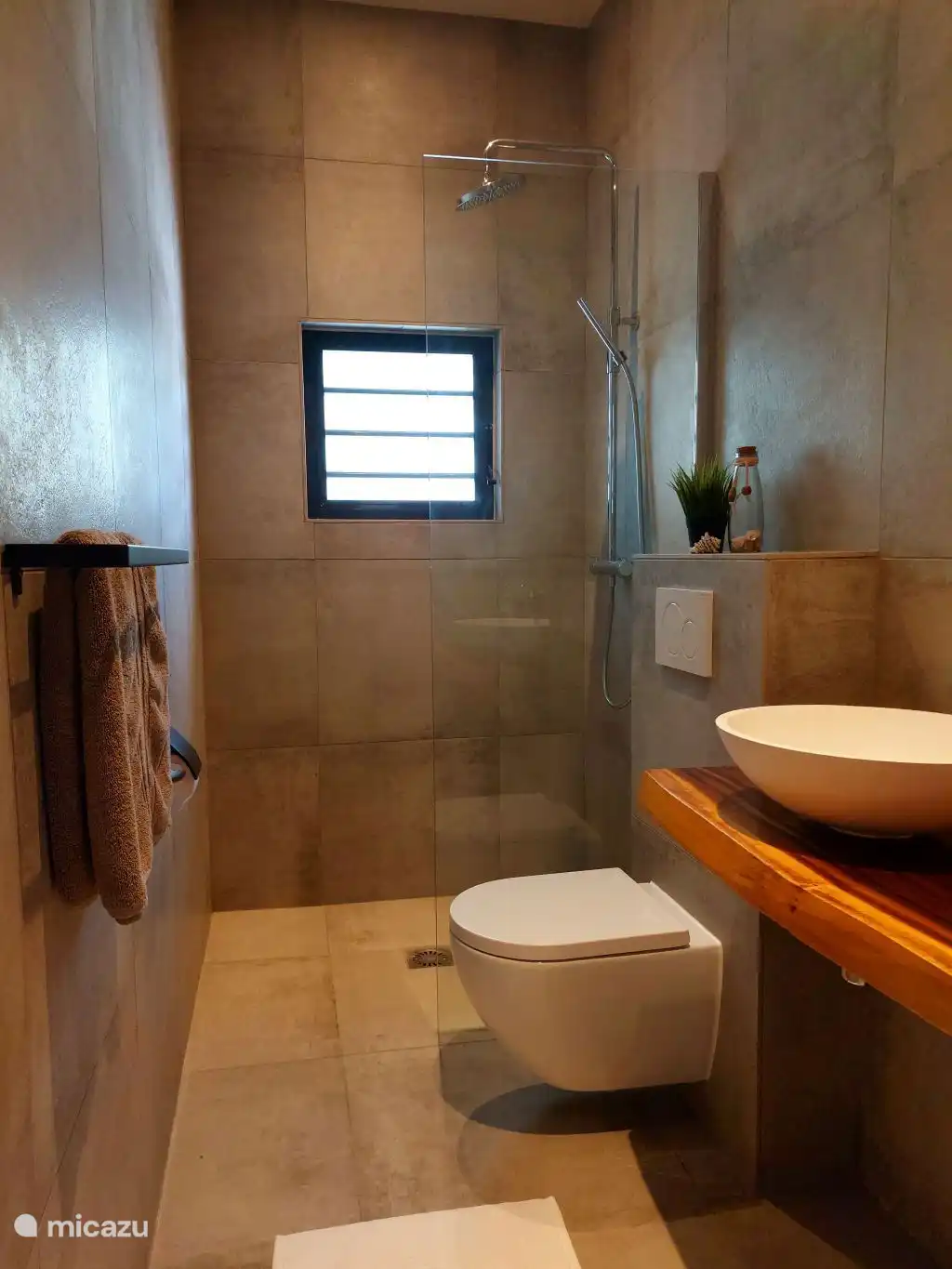 L’une des deux salles de bains avec douche, toilettes et double lavabo.