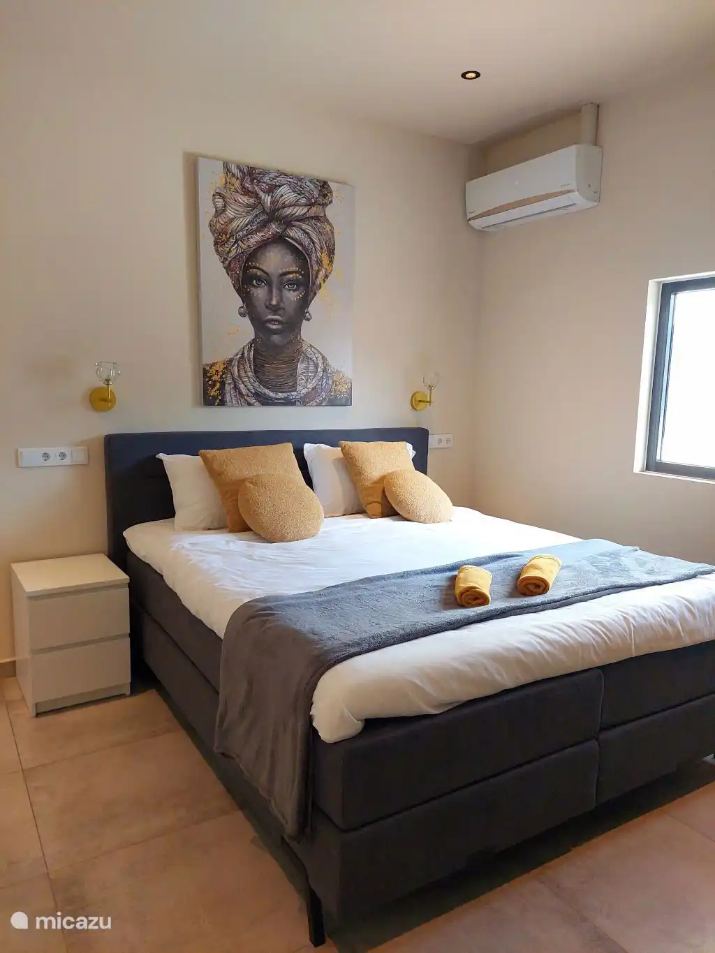 Deuxième chambre avec un lit king size. 