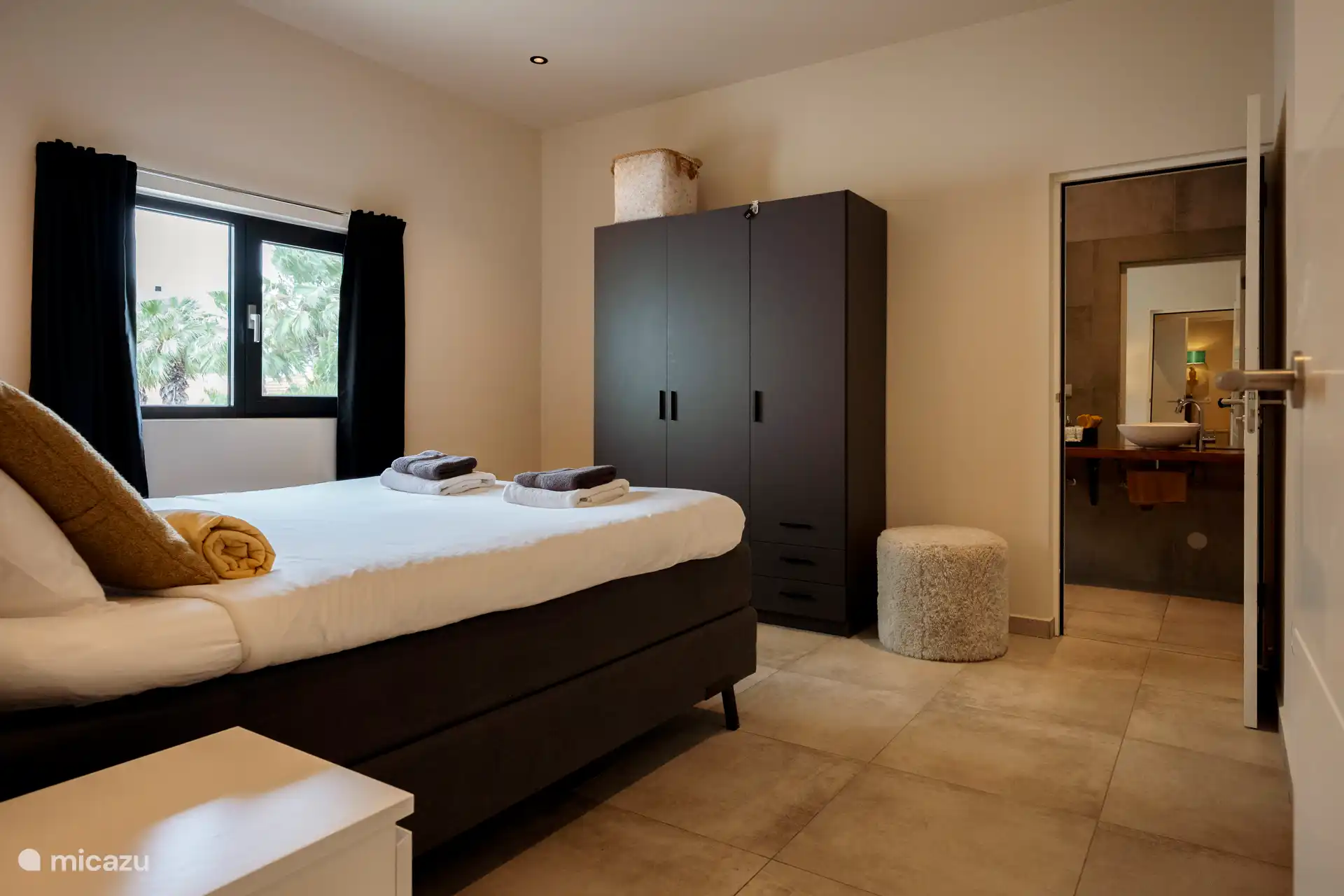 Das zweite geräumige Schlafzimmer mit angrenzendem Bad